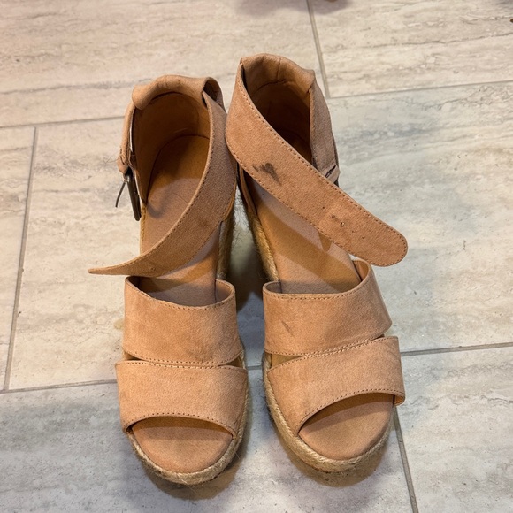 Women’s shoes - Picture 1 of 3